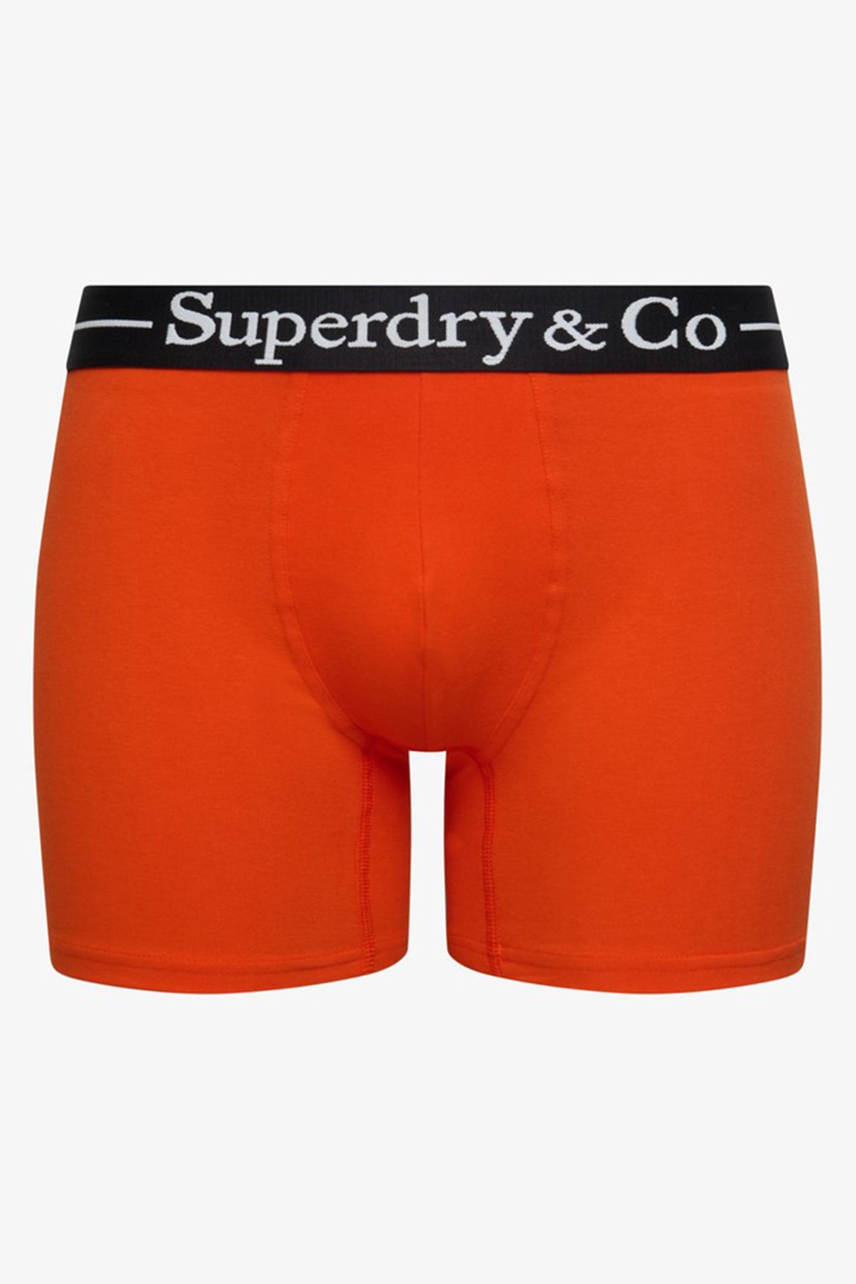 Orange herreboxershorts med sort elastiklinning og hvidt Superdry-logo.
