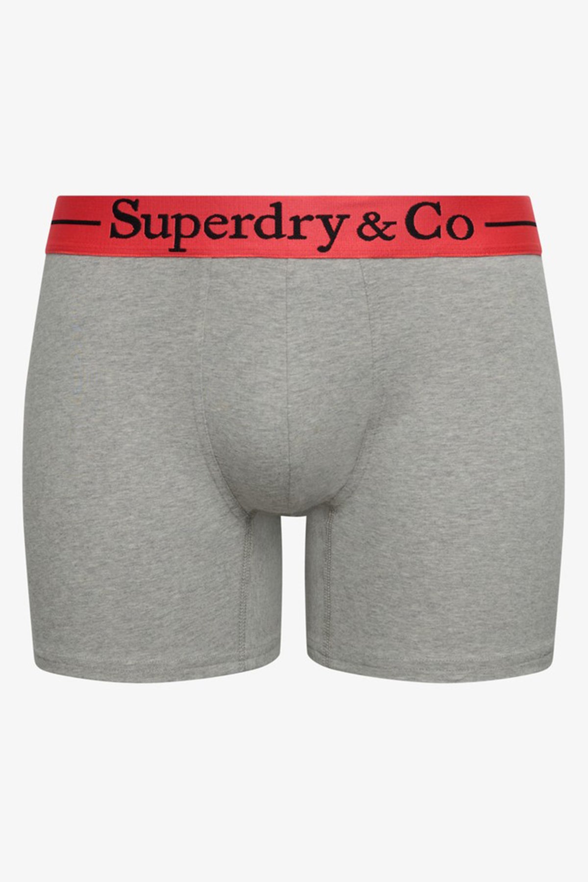 Grå herreboxershorts med rød elastik og sort Superdry-logo, enkelt design.