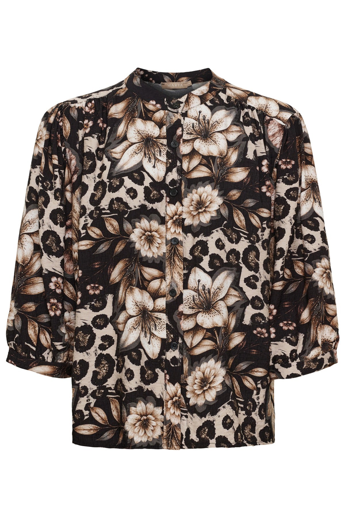 Sort skjortebluse med beige og hvide blomster og leopardprint, knaplukning og 3/4-ærmer.