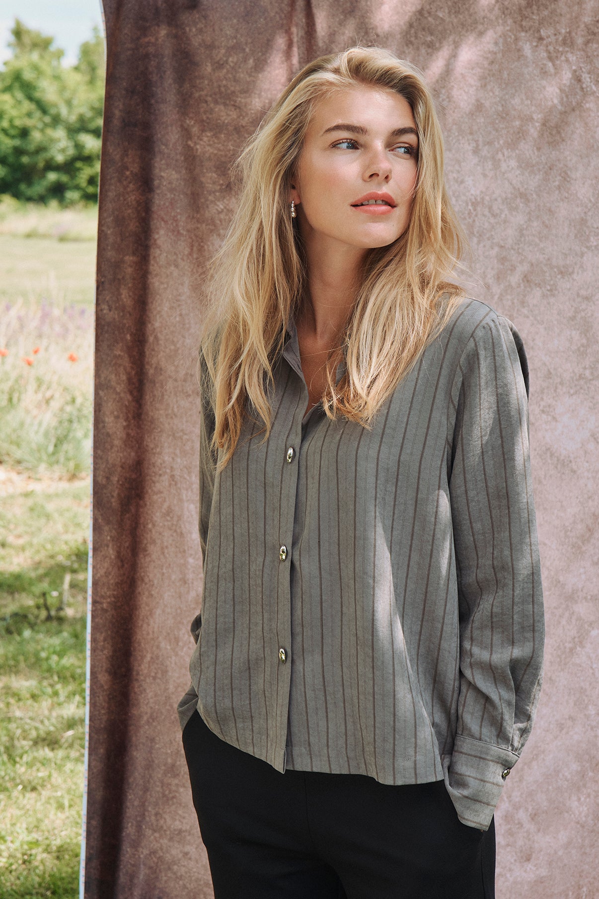 Valentina - Langærmet skjortebluse med sølv knapper