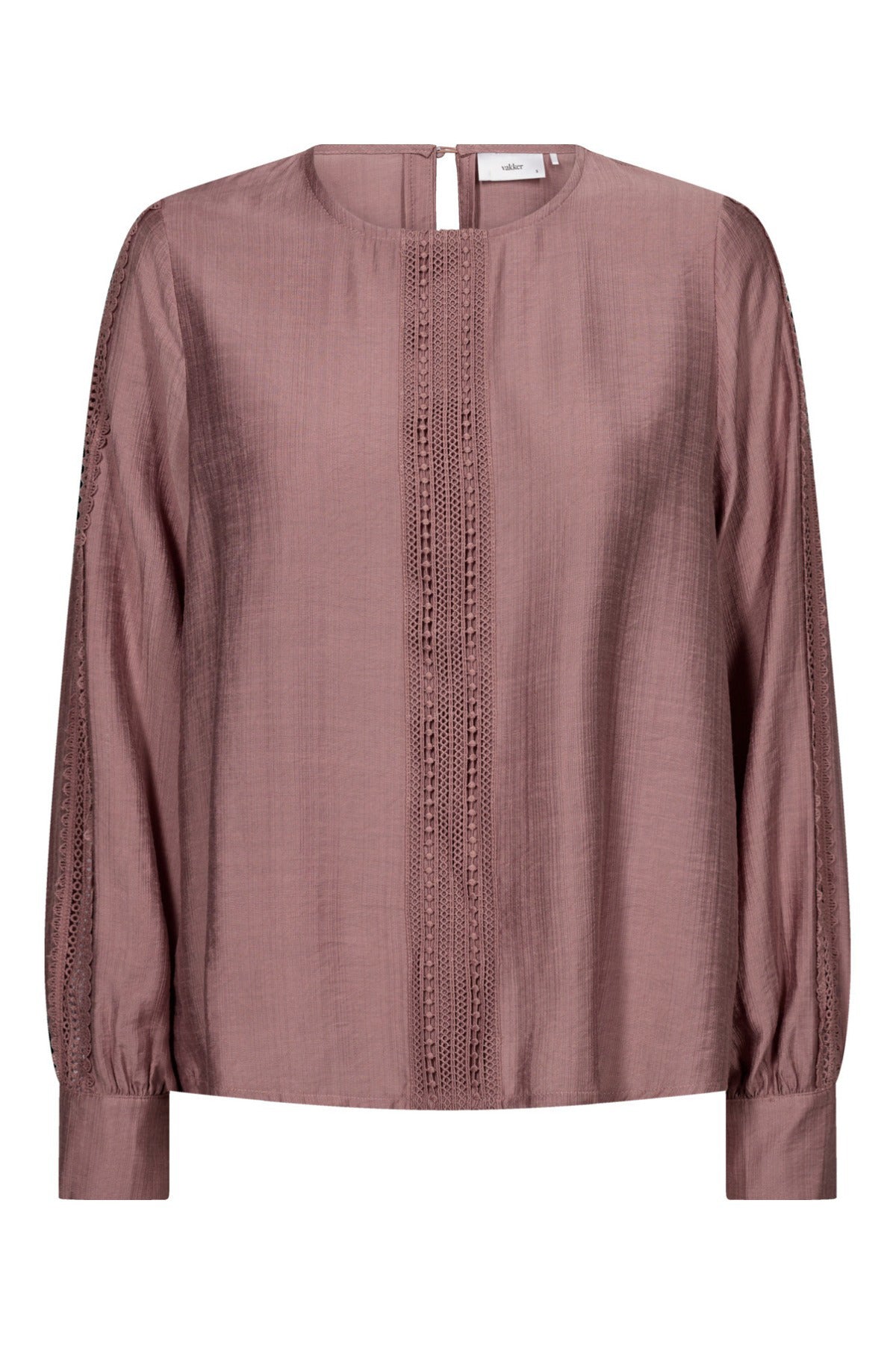 Lilla bluse med lange ærmer og blondedetaljer langs fronten og ærmekanter.