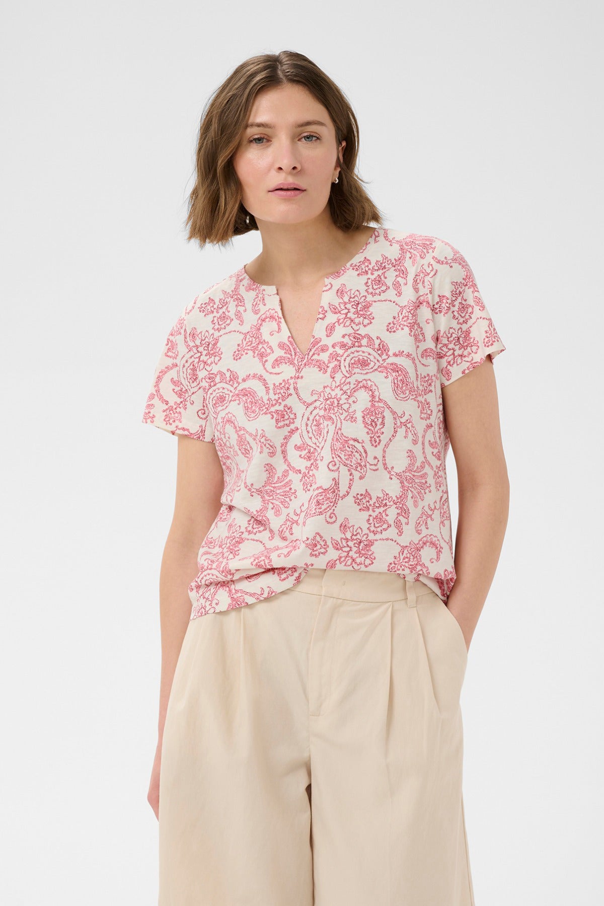 Rosa kortærmet bluse med paisley og blomsterprint, v-hals og afslappet pasform.