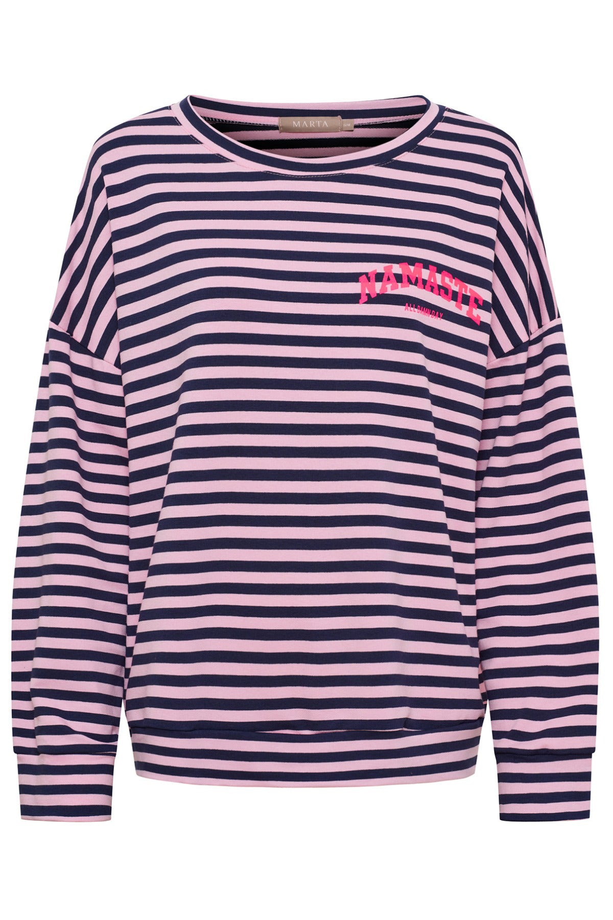 Langærmet bluse med pink og mørkeblå striber og kontrastfarvet tekstprint foran.