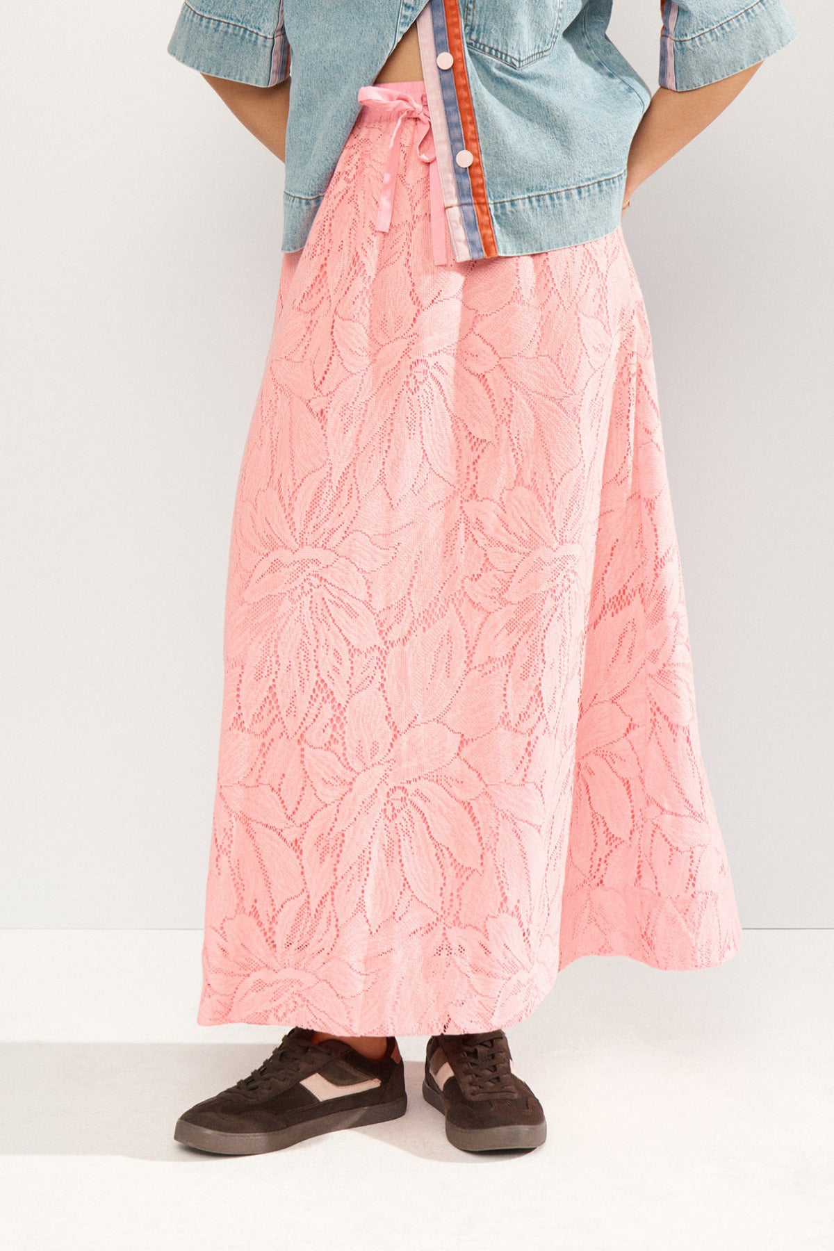 NULACENA - Lang blonde-nederdel med blomsterstruktur