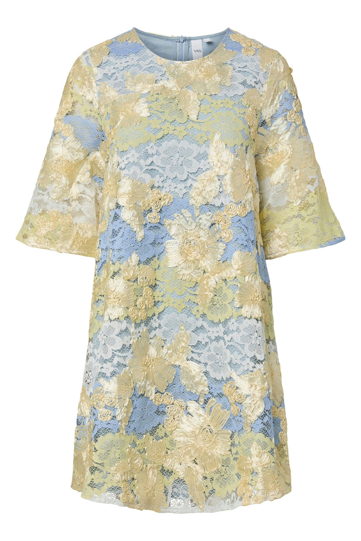Kort kjole med trekvartærmer i blå og beige blonde med floral mønster.