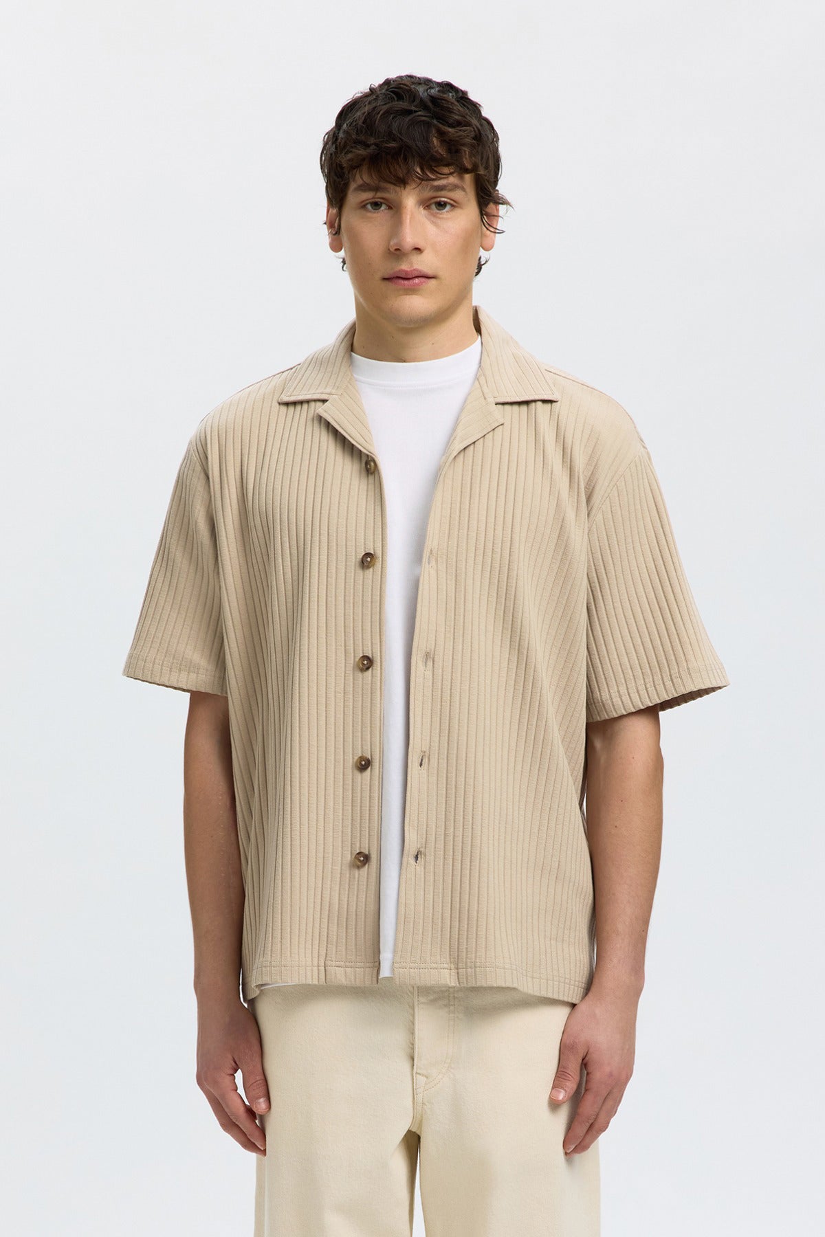 Kortærmet overshirt i beige ribstrikket stof med knapper og åben krave.
