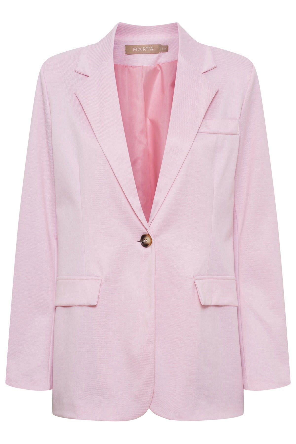 Lyserød klassisk blazer med enkelt knap, slagkrave og flaplommer foran.