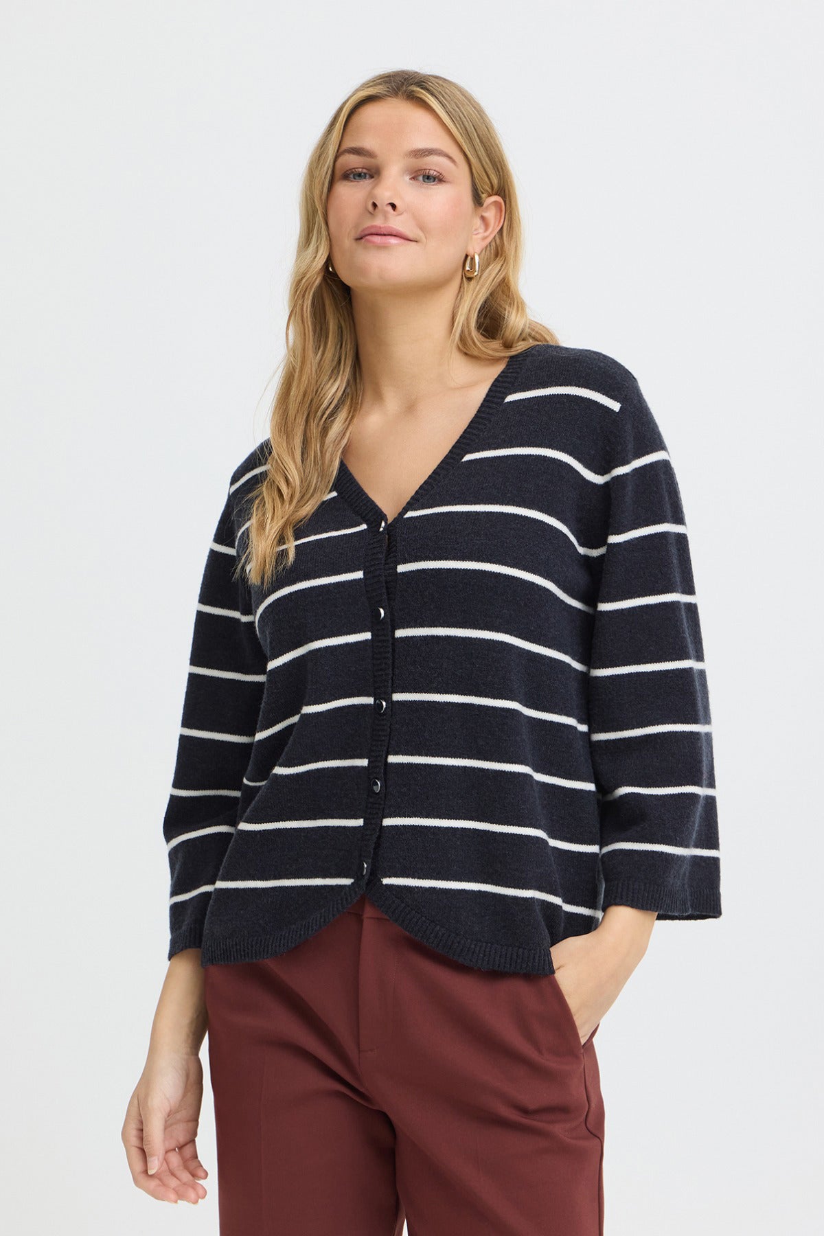 Strikket cardigan med trekvartærmer i navyblå med hvide vandrette striber og knapper foran.