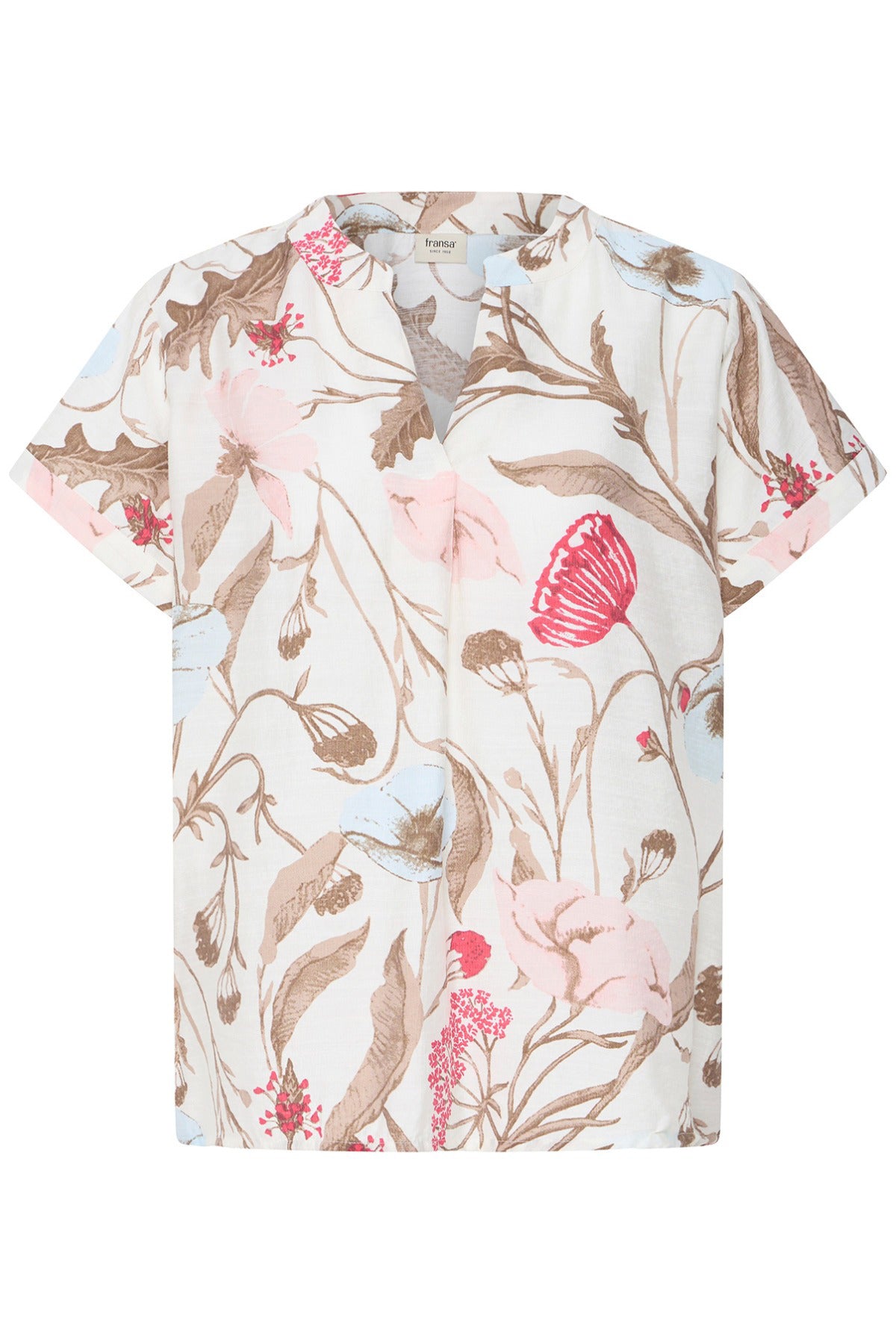 Kortærmet bluse med v-udskæring i lyst stof med blomsterprint i rosa og beige toner.