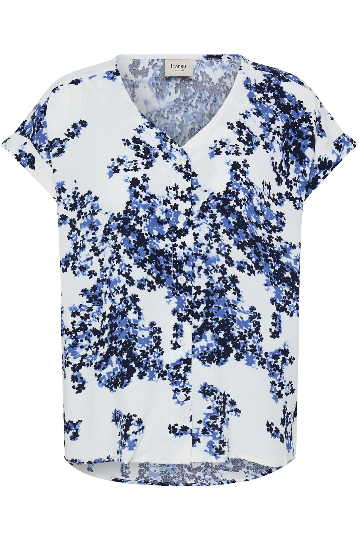 Kortærmet skjortebluse med blåt blomsterprint og V-hals i blød, let stof.