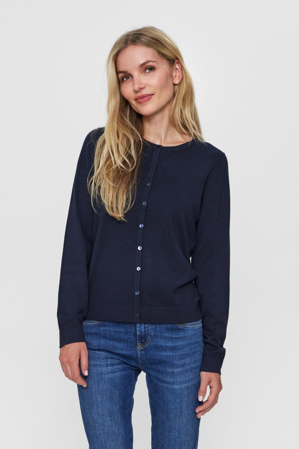 Kvinde iført navy cardigan med knapper og rund hals