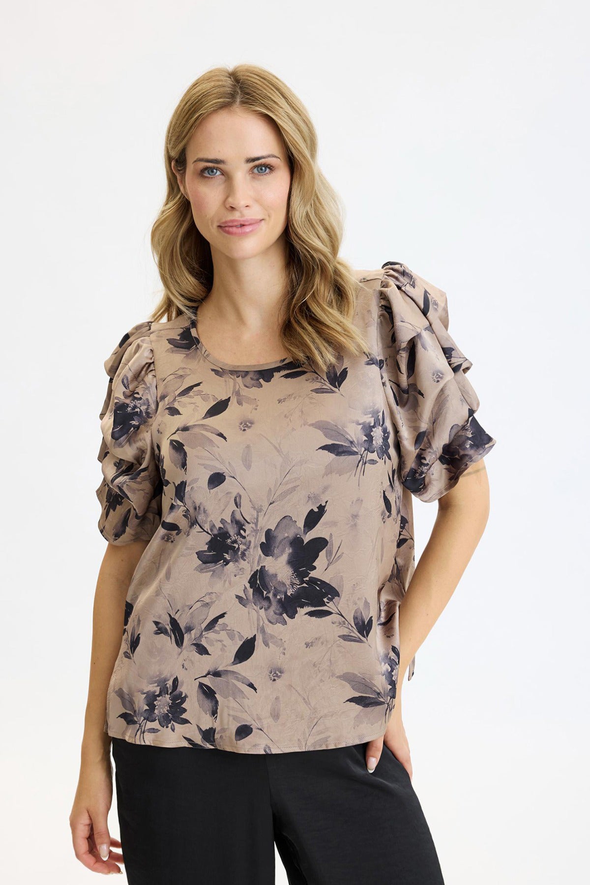 Vallerie - Bluse med blomstermønster og flæseærmer