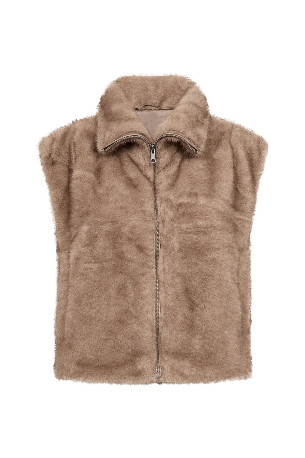 Beige fake fur vest med høj krave og lynlås foran uden ærmer.