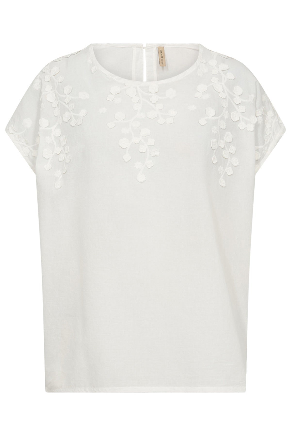 Hvid kortærmet bluse med rund hals og delikate broderede blomsterdetaljer på skulder og bryst.