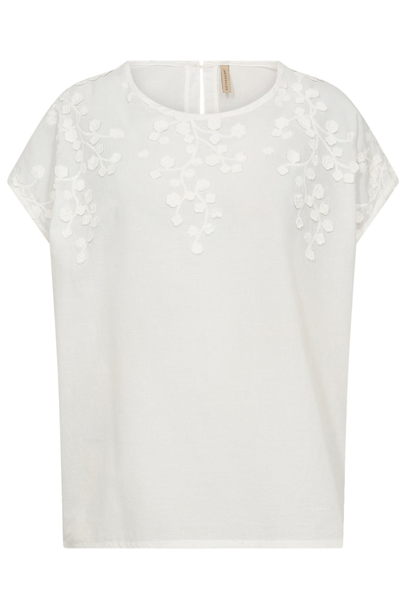 Hvid kortærmet bluse med rund hals og delikate broderede blomsterdetaljer på skulder og bryst.