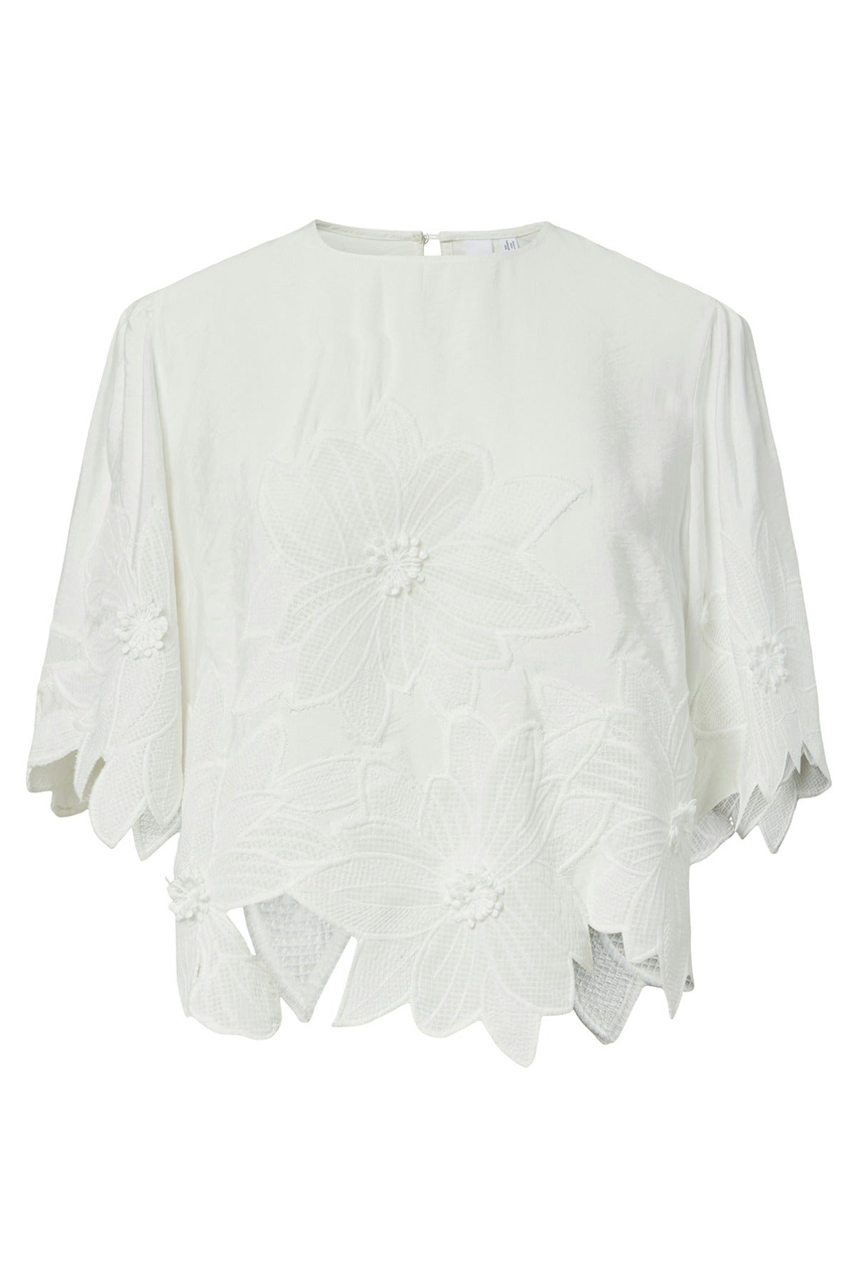 Hvid bluse med 2/4 ærmer og delikat broderi, bølgede kanter på ærmer og bund.