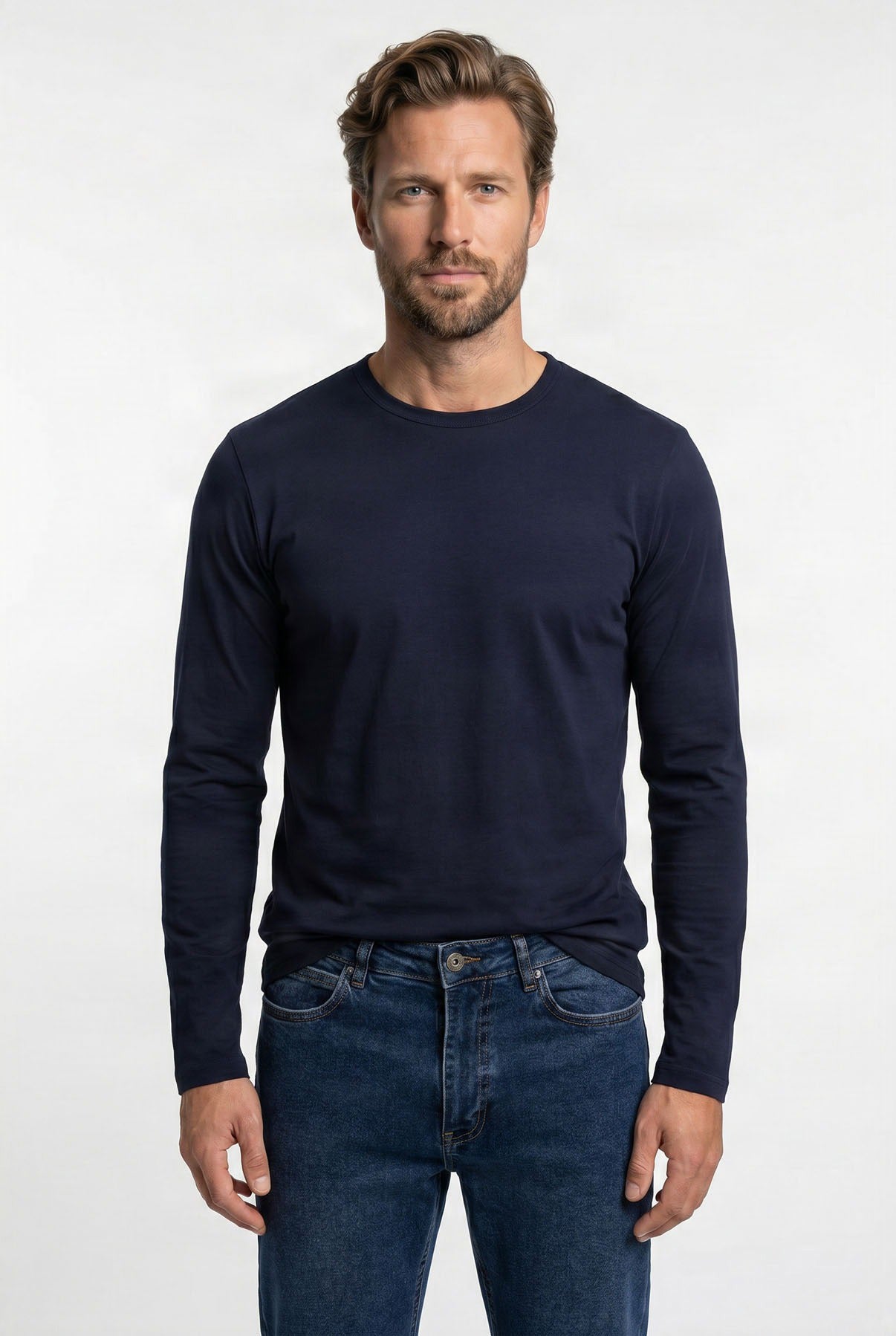 Mørkeblå langærmet t-shirt i bomuld med rund hals, slim pasform.