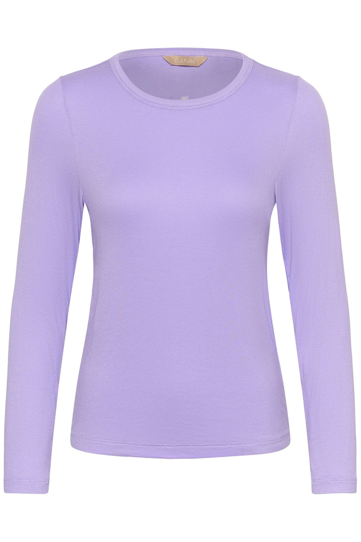 Lilla langærmet t-shirt i blød, ribstrikket kvalitet med rund hals og tætsiddende pasform.