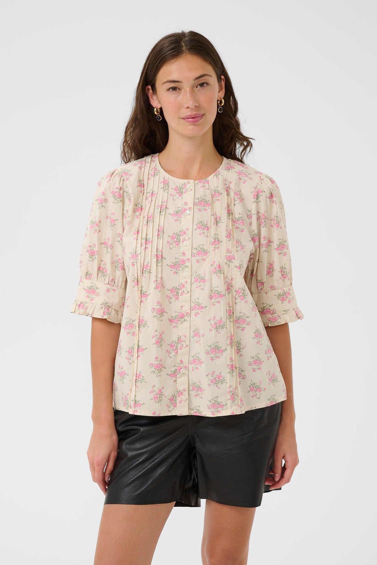 Kortærmet hvid skjortebluse med pink blomster og let pufærmer.