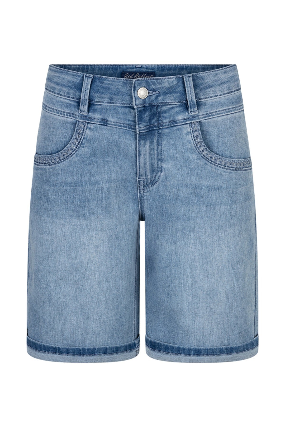Lyseblå denimshorts med detalje-syninger og lommer foran, midtlang længde.