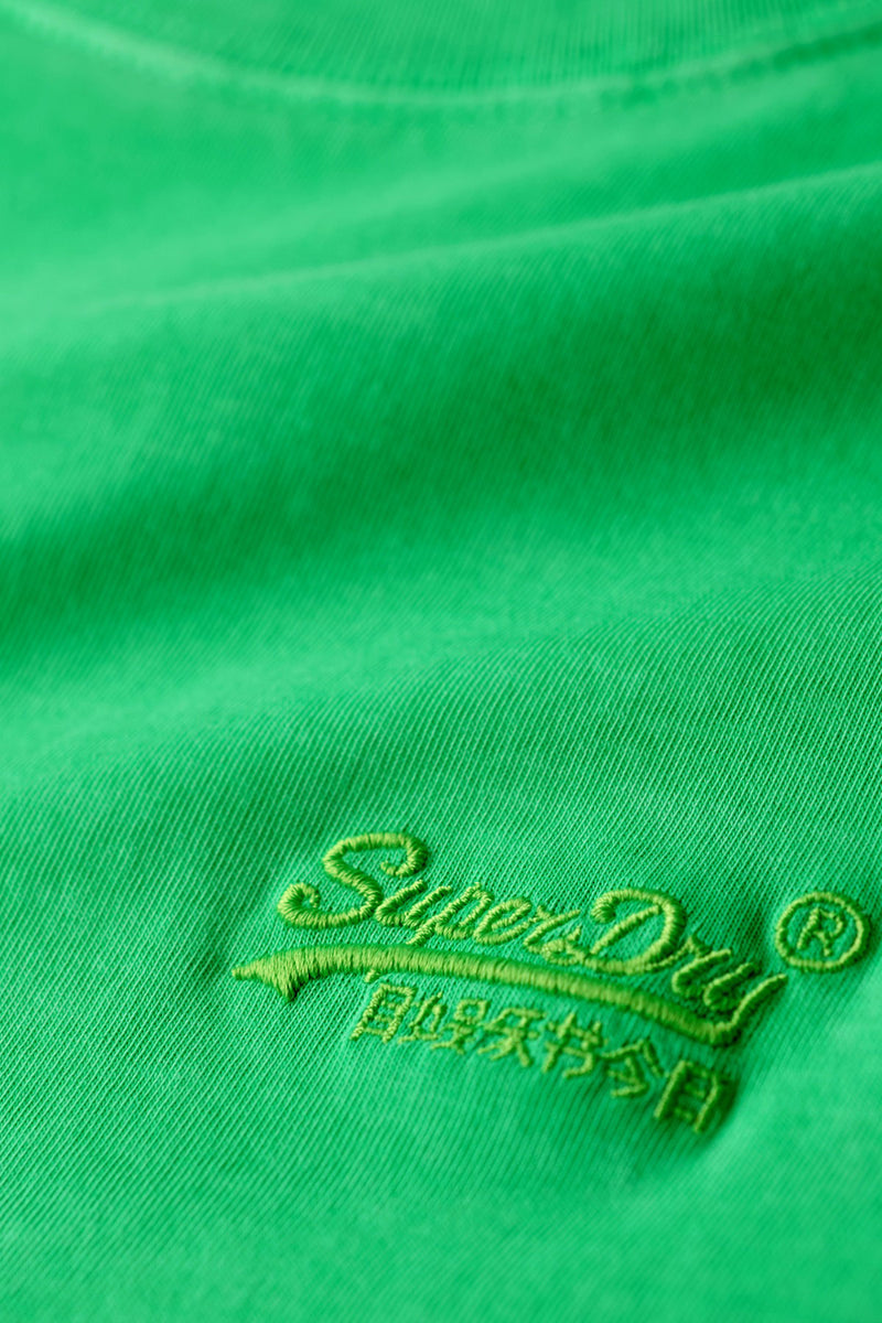 Grøn t-shirt i bomuld med grøn tonet SuperDry-logo broderet på brystet.
