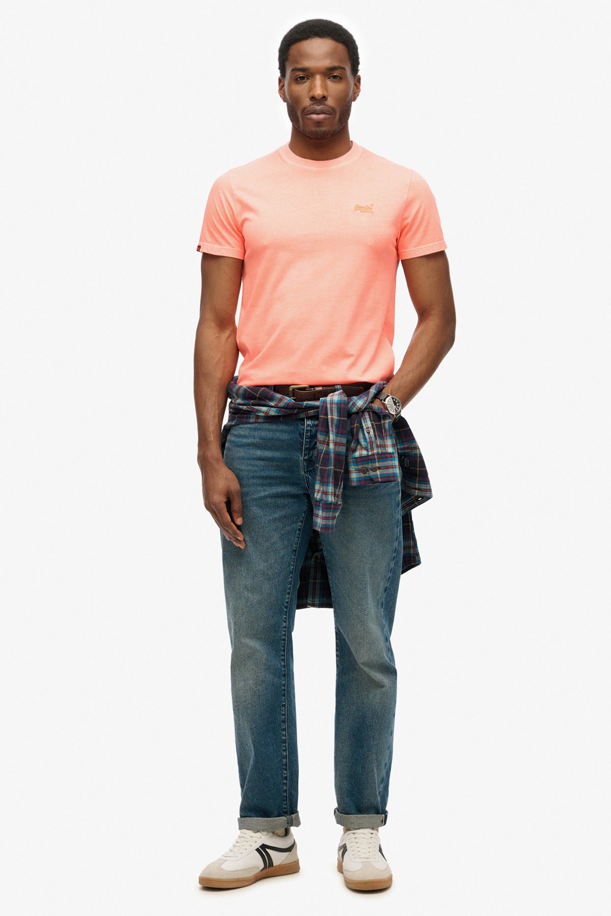 Kortærmet T-shirt i tør fluro orange med logo på brystet, tætsiddende pasform.