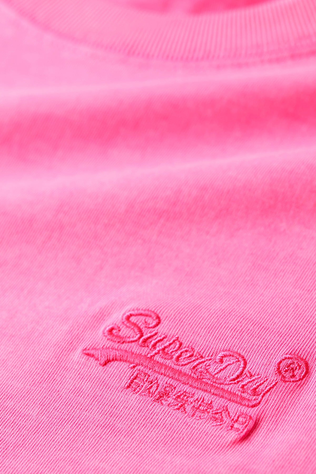 Pink t-shirt med tone-i-tone broderet SuperDry-logo på brystet.