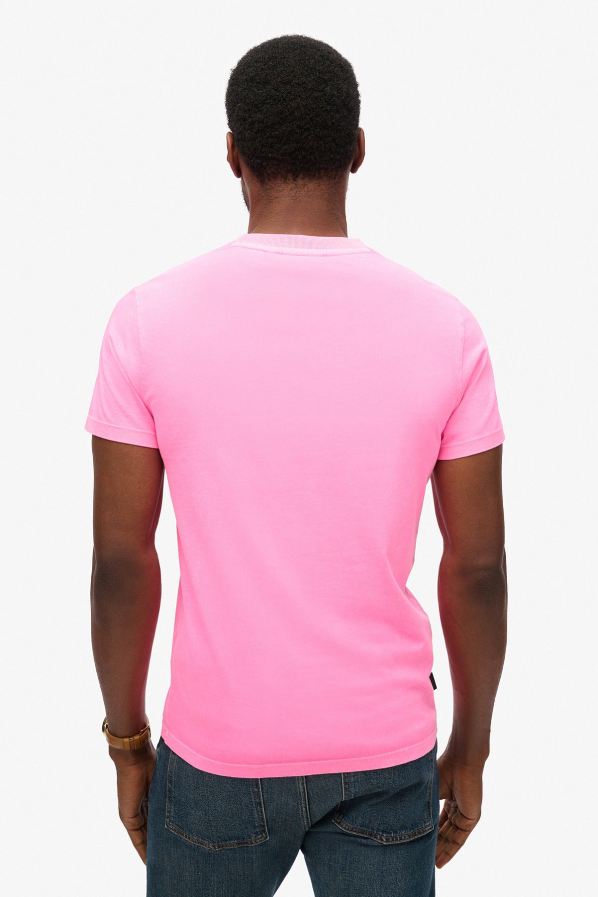 Lyserød t-shirt i neonstof med rund hals og kortærmet design set bagfra.