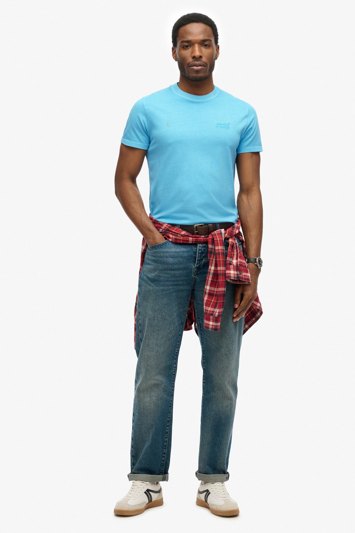 Lys blå t-shirt med lille sort logo på brystet, slim fit, rund hals, kortærmet.