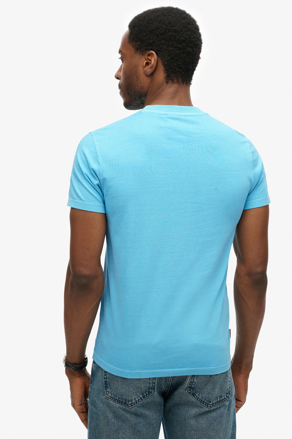 Turkis t-shirt med kort ærme og rund hals, set bagfra på model.