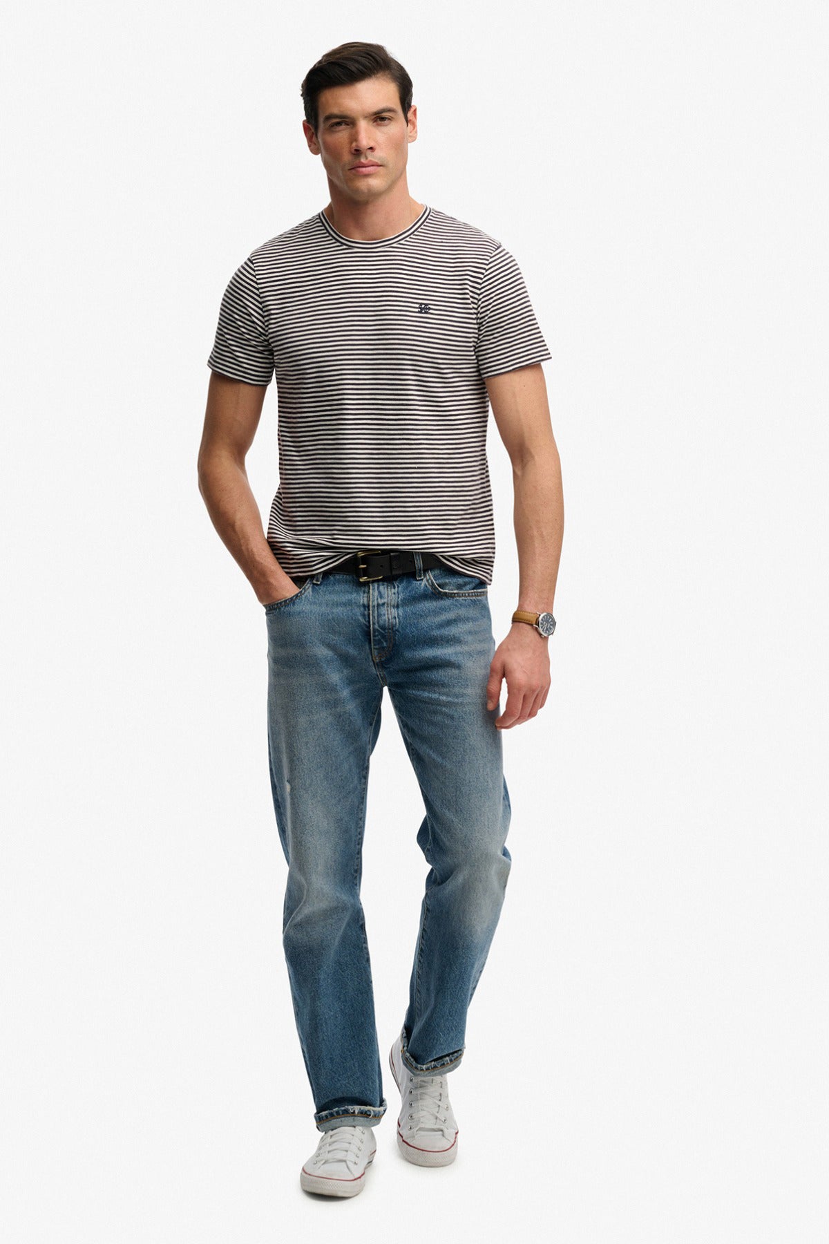 Grå kortærmet t-shirt med subtile hvide striber og rund hals, slim fit.