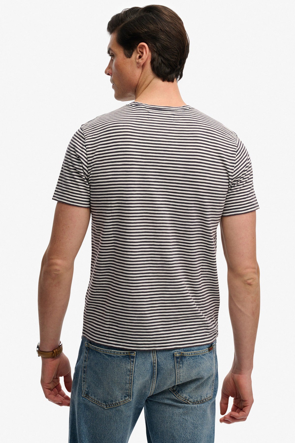 Mørkeblå og hvidstribet kortærmet t-shirt med rund hals set bagfra.