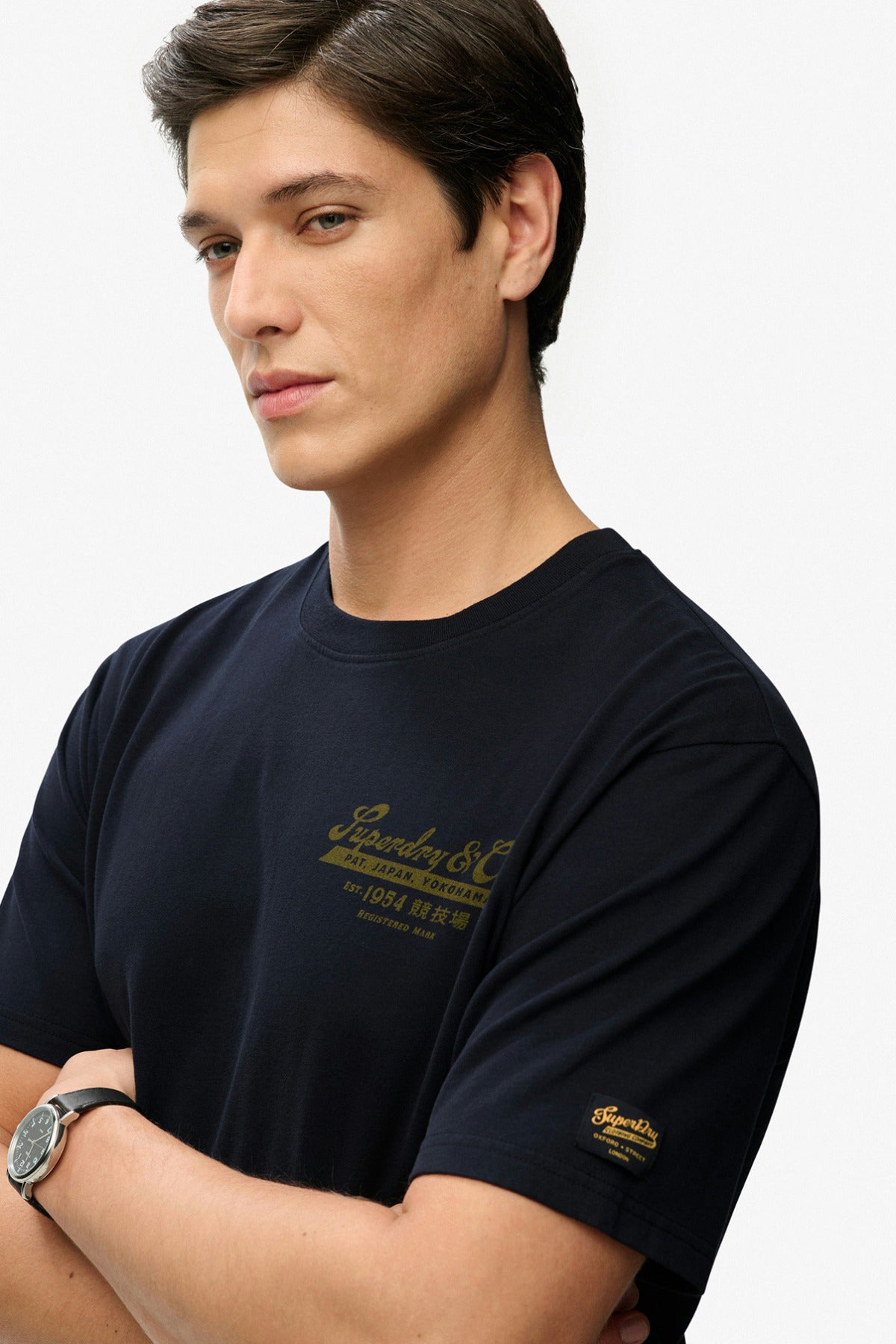 Sort kortærmet t-shirt i løs pasform med guldfarvet Heritage Biker-tekst foran og lille detalje på ærmet.