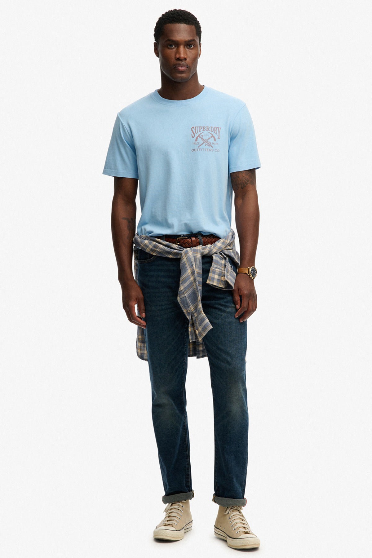 Seafoam blue kortærmet t-shirt i relaxed fit med lille brystlogo, stylet med mørkeblå jeans og ternet skjorte bundet om livet.