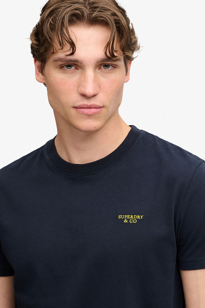 ESSENTIAL STACKED LOGO - Kortærmet basis t-shirt med broderet logo