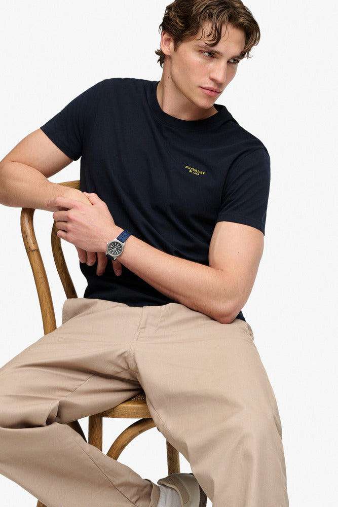 ESSENTIAL STACKED LOGO - Kortærmet basis t-shirt med broderet logo