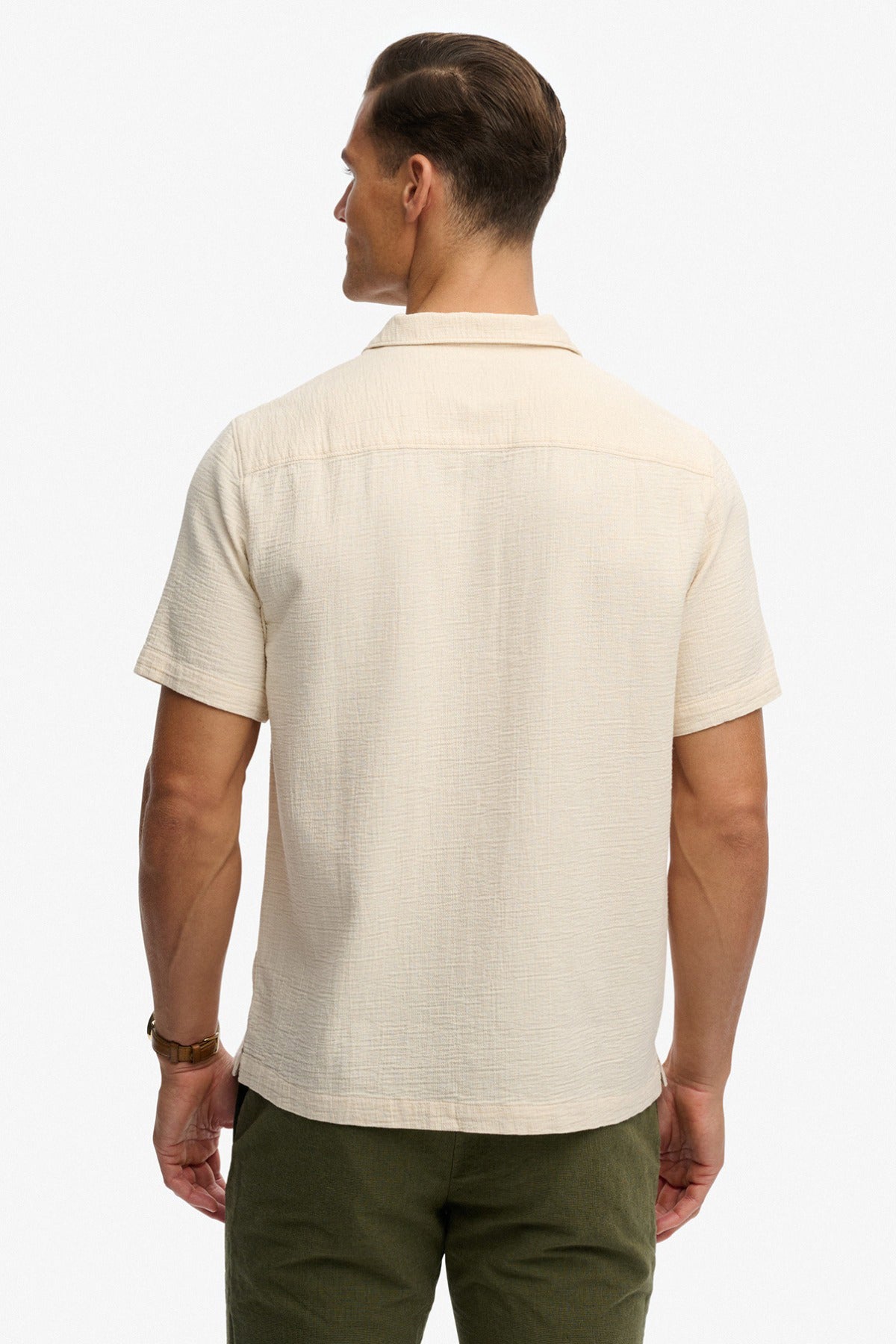 Kortærmet skjorte i beige med løs pasform og enkel ryg uden detaljer.