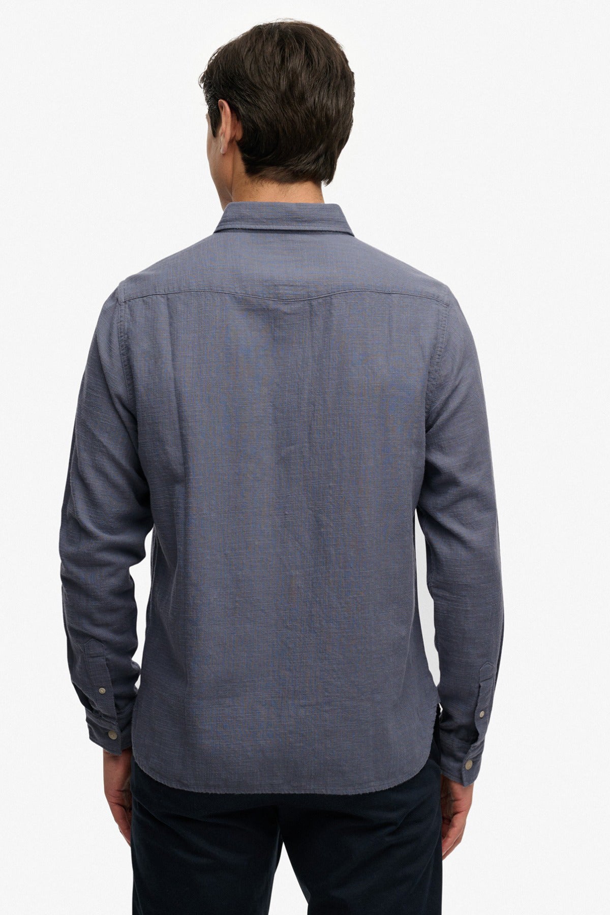 Langærmet Flint Blue skjorte i let, blødt stof set bagfra med knapmanchetter og kravebånd.
