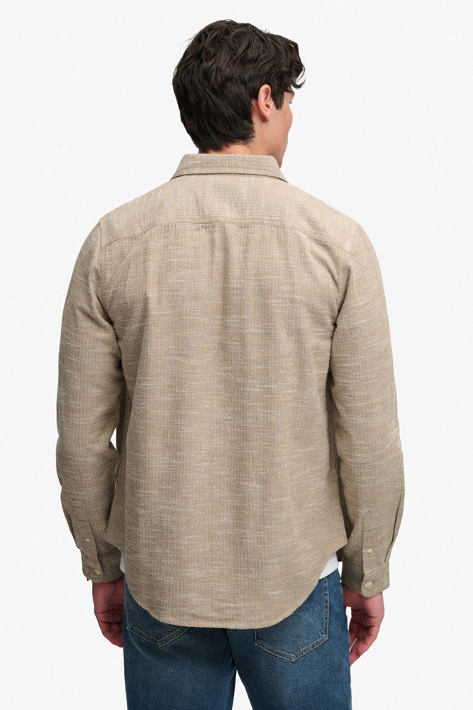 Tobacco brown skjorte med struktur og langt ærme set bagfra.