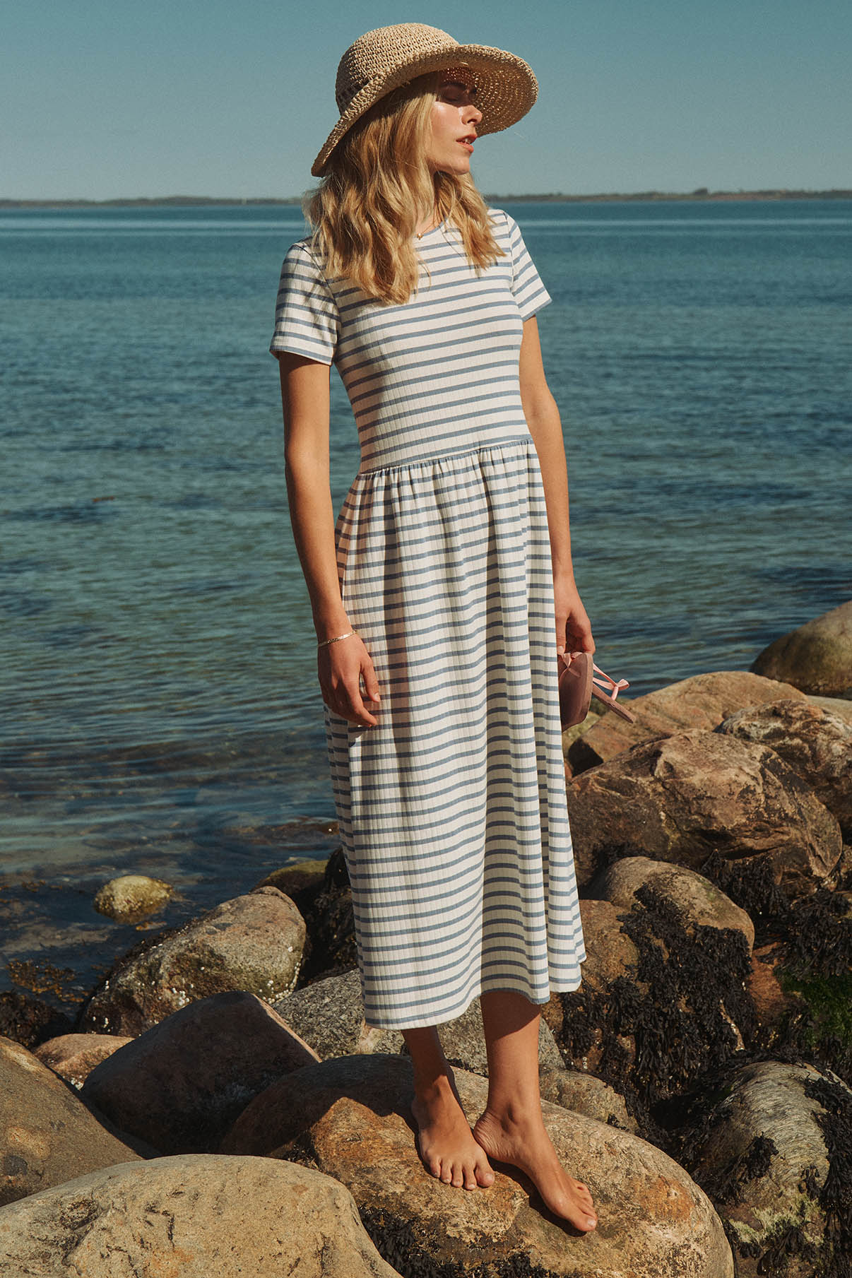 Hvid og lyseblå stribet midi-kjole i rib med korte ærmer og rund hals.