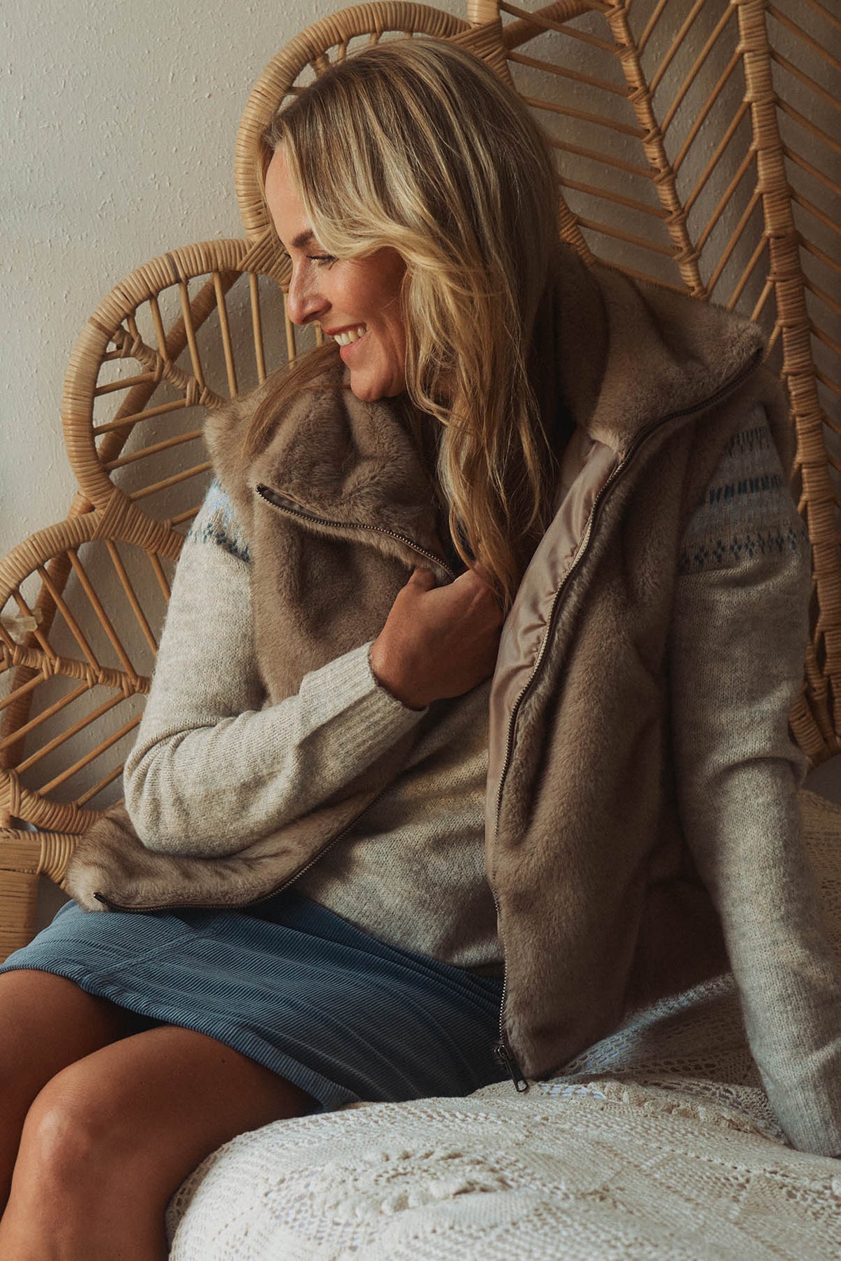 Brun fake fur vest med hætte, blød og fluffy tekstur, afslappet pasform.