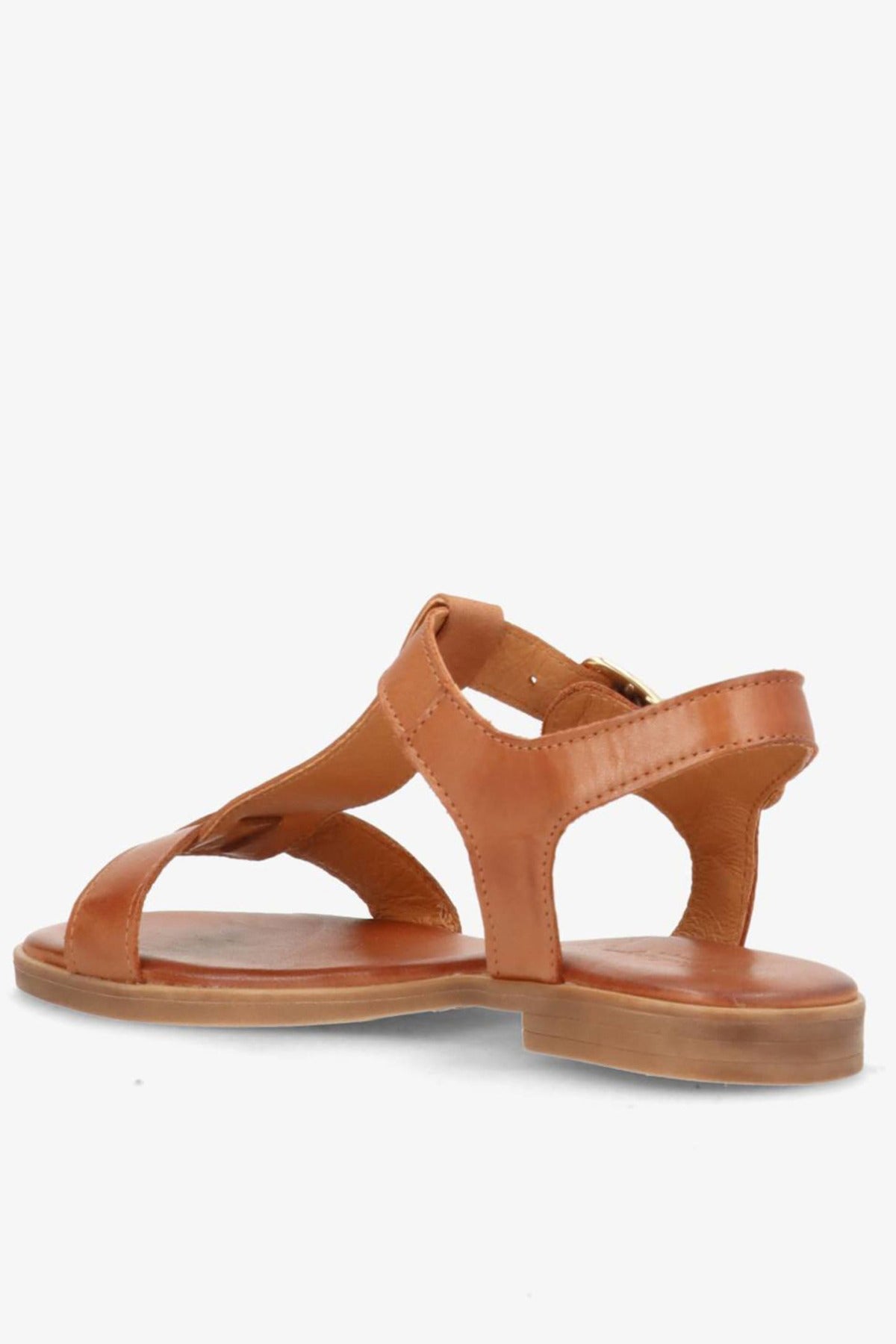 Brandyfarvet flad lædersandal med åben tå og justerbar rem bagpå.