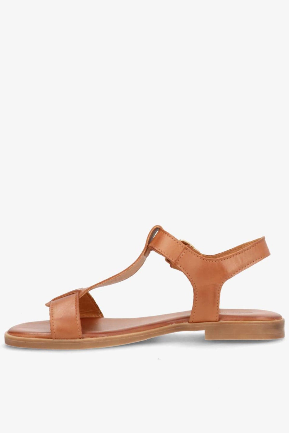 Flad brandyfarvet lædersandal med T-rem og åben tå, lav hæl og justerbar rem ved anklen.