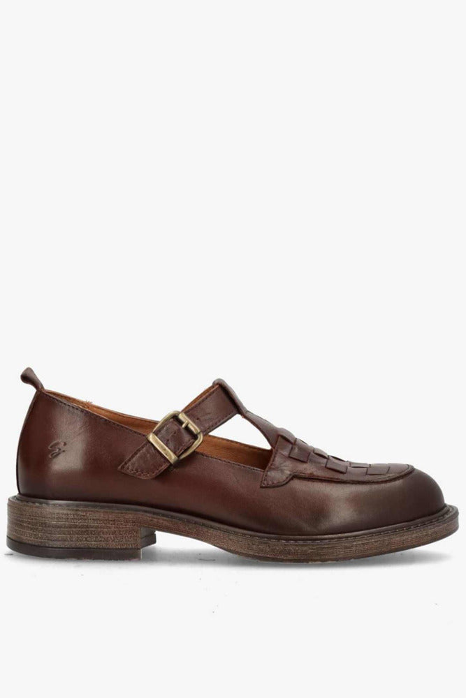 Brun skind loafer med rem og flettet detalje, rund tå og lav træsål.