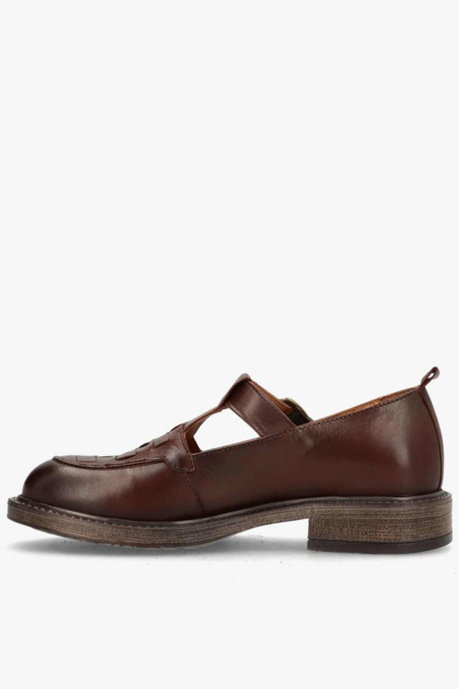 Brune skind loafers med rem og flettet detalje, lavt træhæl og rund tå.