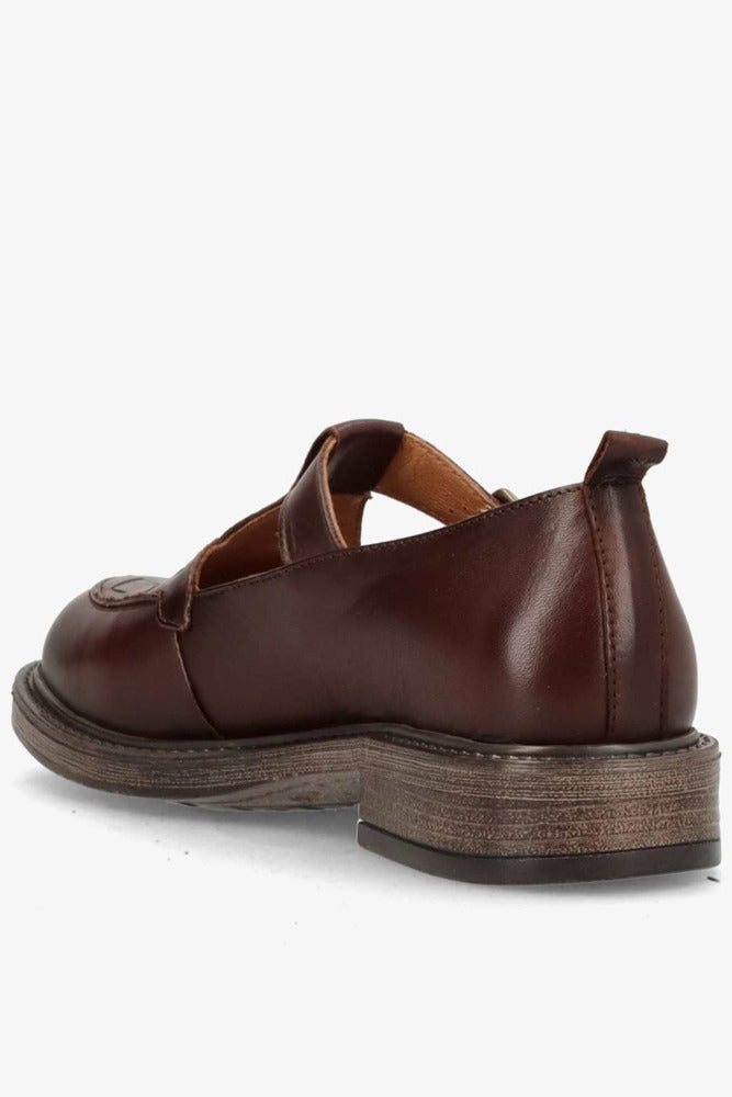 Brun læderloafer med rem, fletdetalje og lav, robust trælook-sål.
