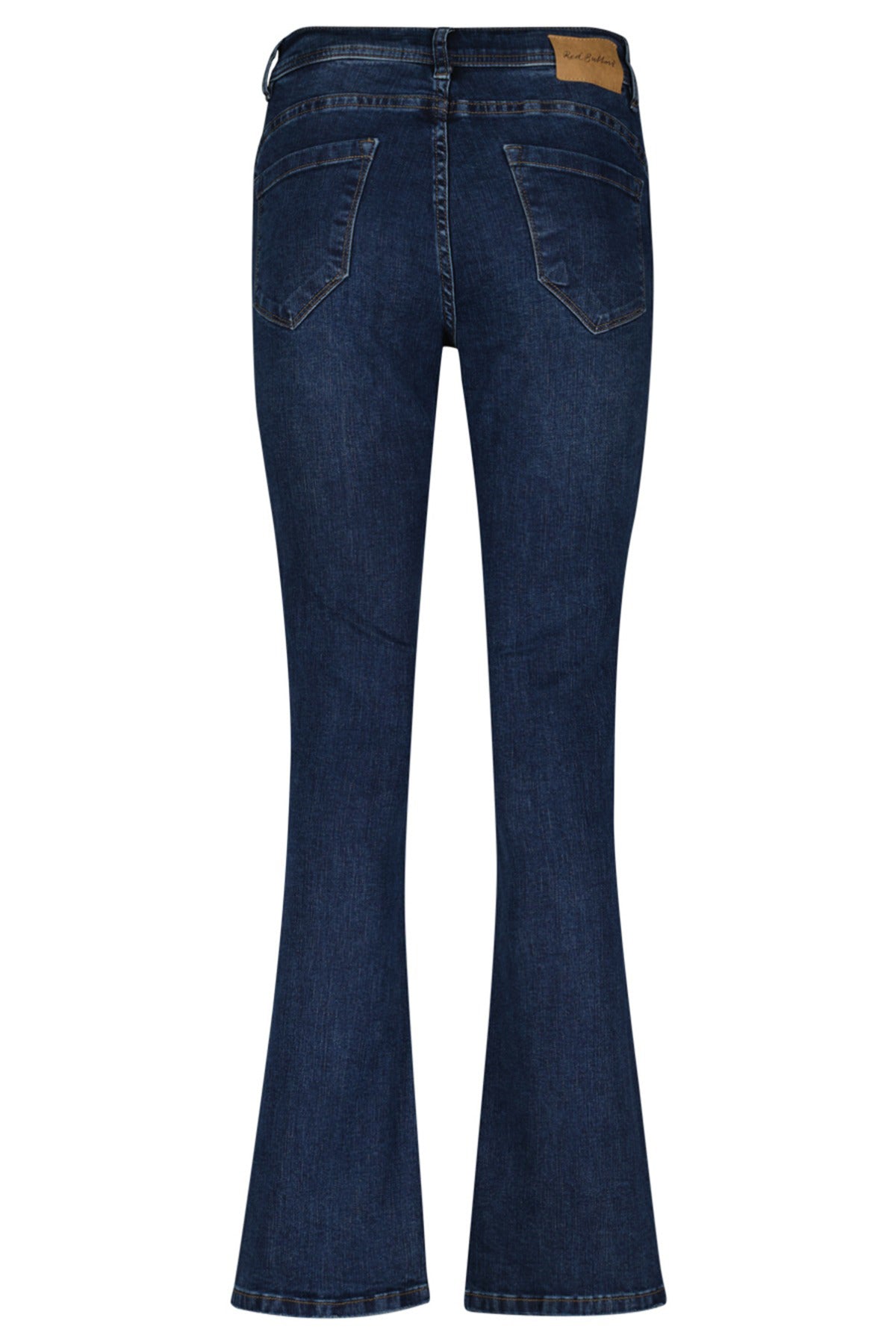 Mørkeblå regular jeans med flair ben og synlige baglommer, læderlabel ved taljen.