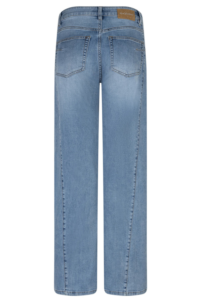 Lyseblå strækbare jeans med brede ben og skrå søm, baglommer og læderdetalje ved livremmen.