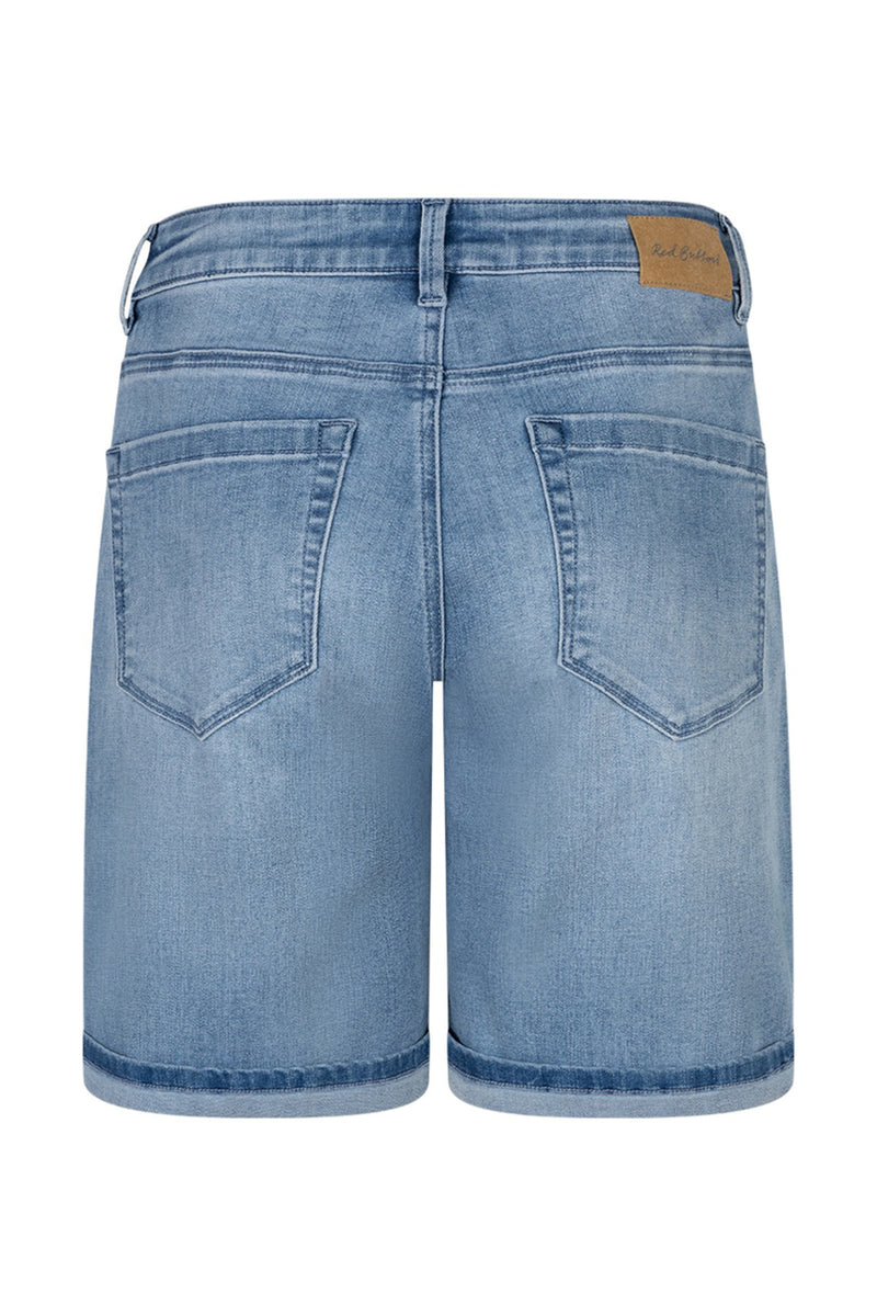 Lyseblå denimshorts med detaljerede syninger og baglommer.