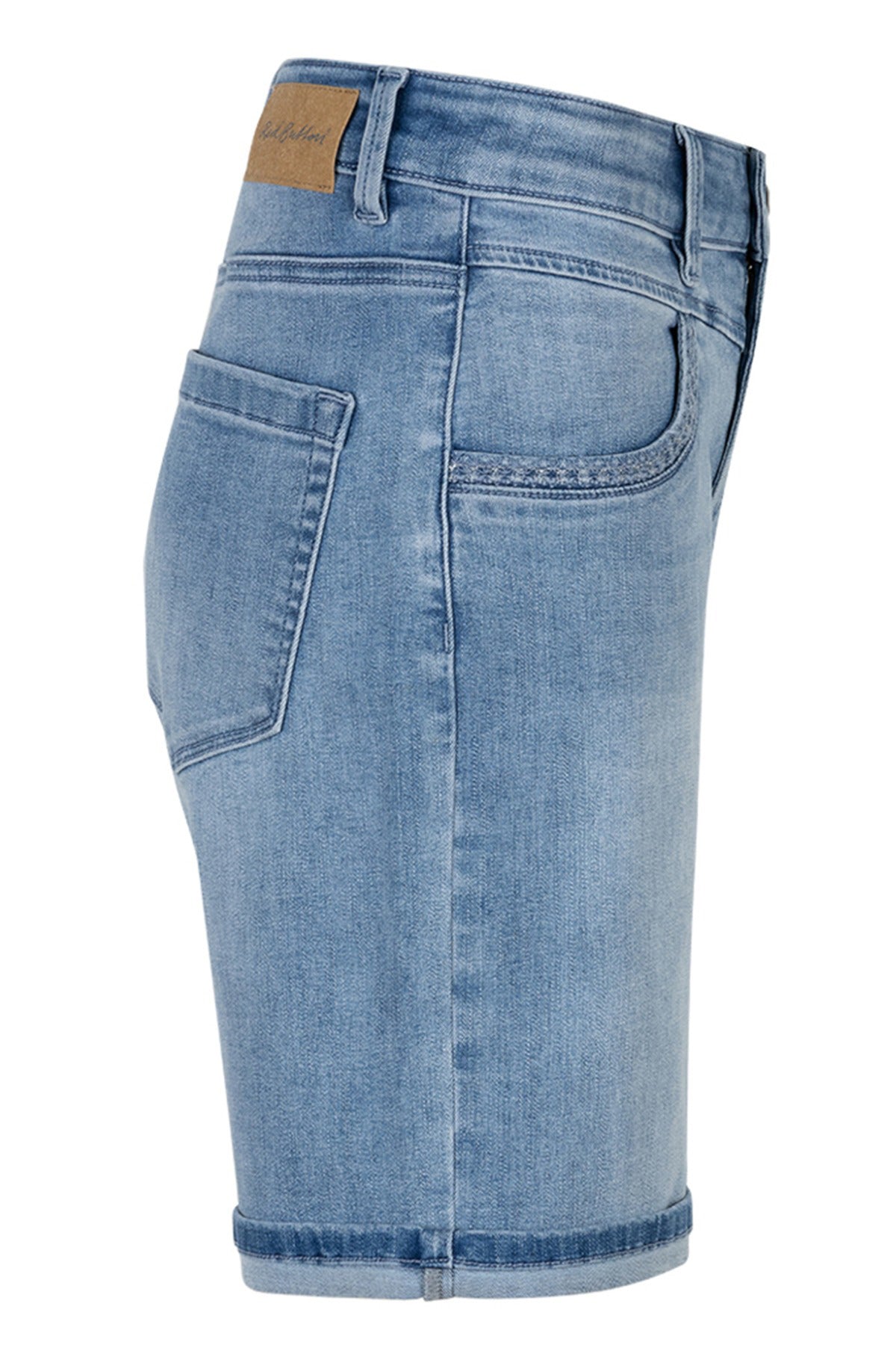 Lyseblå denimshorts med detaljerede syninger og baglomme, knælang model.
